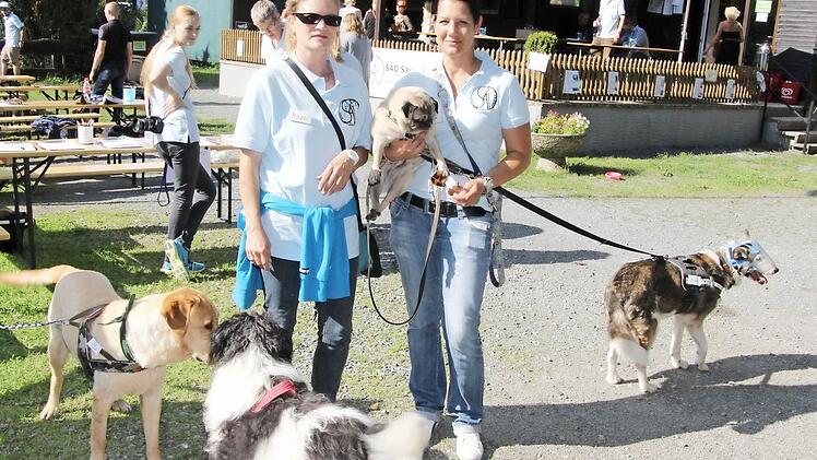 Die Leiterinnen von "Save all Dogs", Petra Rekus (rechts) und Maika Jung, mit einigen der vermittelten Hunde   Foto: Rainer Glissnik
