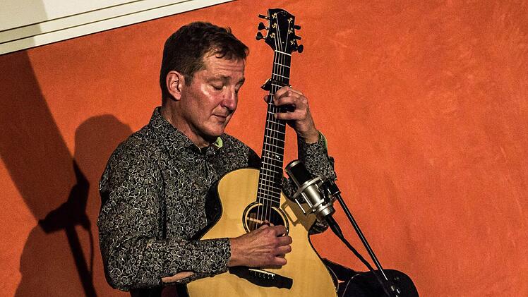 Der Gitarrist Thomas Schaller gastierte in der Reihe "Cultur im Contakt" in Coburg. Foto: Jochen Berger