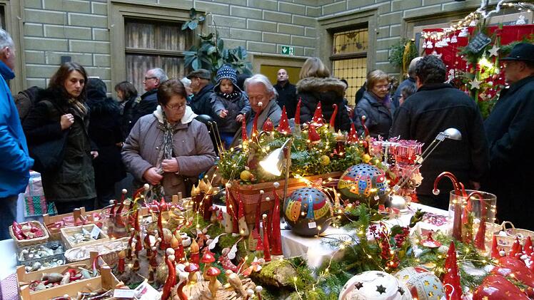 Im bewährten Ambiente des Josefsheims gab es viel zu bestaunen. Foto: Krüger-Hundrup