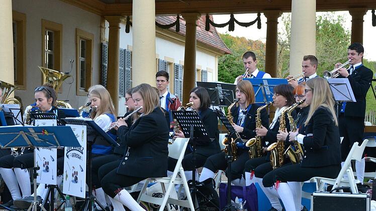 Das Jugendblasorchester Scholz aus Geroda unterhielt die Besucher im Kurpark mit flotten Weisen. Foto: Björn Hein