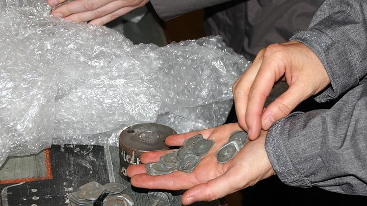 Brauerei-Geschichte in der Hand.