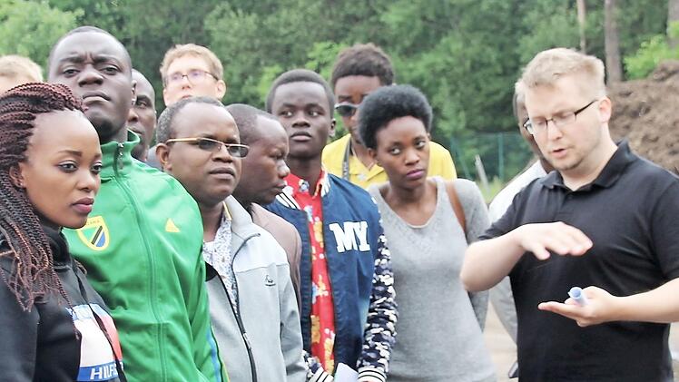 Die Gäste aus Tansania in der Mülldeponie Gosberg  Foto: Andreas Kraft