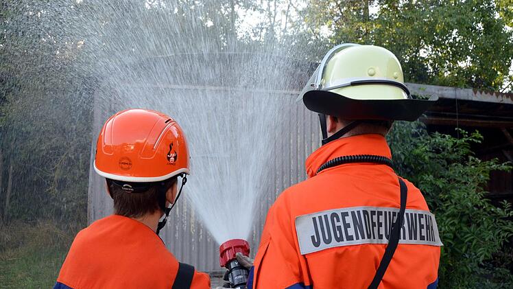 Als ersten Einsatz der 24-Stunden-Jugendübung hatten die Kissinger Jugendlichen einen Garagenbrand zu löschen. Foto: Peter Rauch