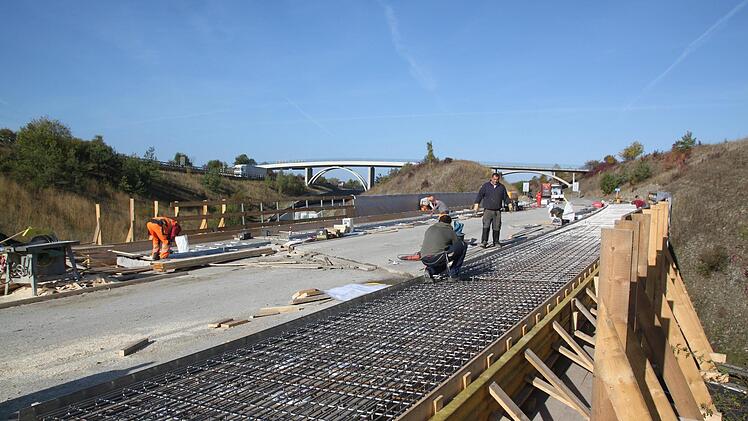 Die Brücke an der Zufahrtsrampe von der A 9 zur A 70 wird saniert.  Fotos: Alexander Hartmann