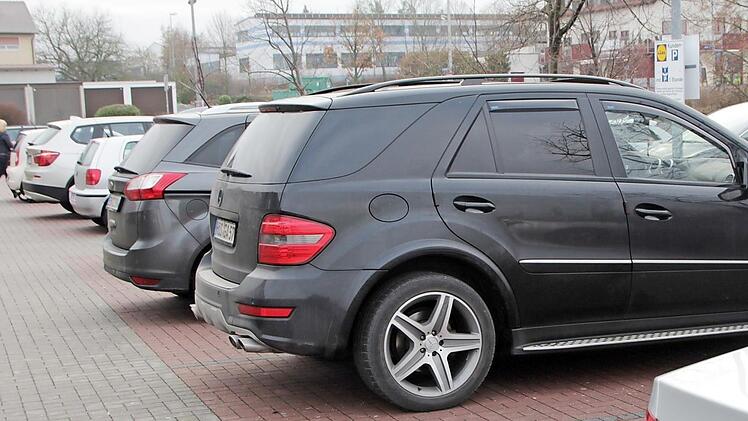 600 Autos pro 1000 Einwohner - und darunter auch immer mehr SUVs - tragen im Landkreis nicht gerade zur CO2-Reduktion bei.