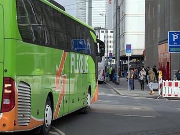Die Polizei stoppte den Reisebus am Sonntag auf der A9. Der 26-J&auml;hrige wurde festgenommen. Symbolbild: Boris Roessler/dpa