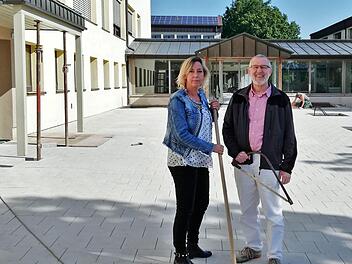 Schulleiterin Heidrun von Schoen und Bürgermeister Waldemar Bug freuen sich auf das Ende der Sanierungsarbeiten in ihrer Mittelschule. Foto: Sigismund von Dobschütz