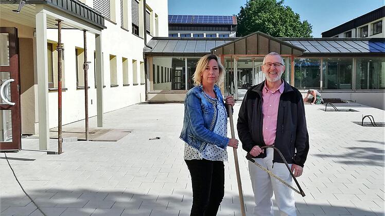 Schulleiterin Heidrun von Schoen und Bürgermeister Waldemar Bug freuen sich auf das Ende der Sanierungsarbeiten in ihrer Mittelschule. Foto: Sigismund von Dobschütz