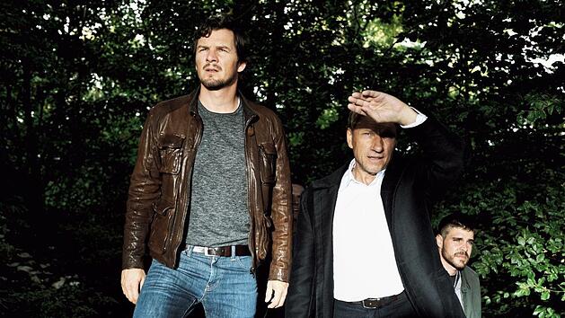 Die Kommissare Felix Klare als Sebastian Bootz (links) und Richy M&uuml;ller als Thorsten Lannert treffen am hoch gelegenen Tatort ein. Der Stuttgarter Tatort "Tatort: H&uuml;ter der Schwelle" wird am Sonntag um 20.15 Uhr im Ersten gezeigt. Foto: Beno&icirc;t Lindner/SWR, dpa