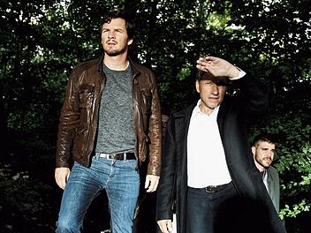 Die Kommissare Felix Klare als Sebastian Bootz (links) und Richy Müller als Thorsten Lannert treffen am hoch gelegenen Tatort ein. Der Stuttgarter Tatort "Tatort: Hüter der Schwelle" wird am Sonntag um 20.15 Uhr im Ersten gezeigt. Foto: Benoît Lindner/SWR, dpa