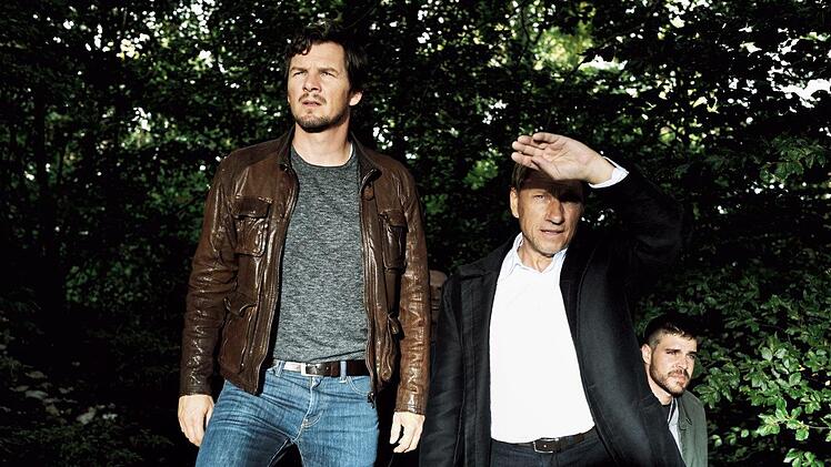 Die Kommissare Felix Klare als Sebastian Bootz (links) und Richy Müller als Thorsten Lannert treffen am hoch gelegenen Tatort ein. Der Stuttgarter Tatort "Tatort: Hüter der Schwelle" wird am Sonntag um 20.15 Uhr im Ersten gezeigt. Foto: Benoît Lindner/SWR, dpa