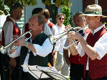 Die Fränkischen Musikanten Billingshausen kommen aus dem Landkreis Main-Spessart und sind stilecht in schlichter fränkischer Tracht gewandet. So ein Strohhut hat Charme.