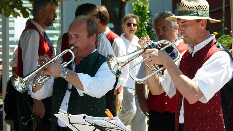 Die Fränkischen Musikanten Billingshausen kommen aus dem Landkreis Main-Spessart und sind stilecht in schlichter fränkischer Tracht gewandet. So ein Strohhut hat Charme.