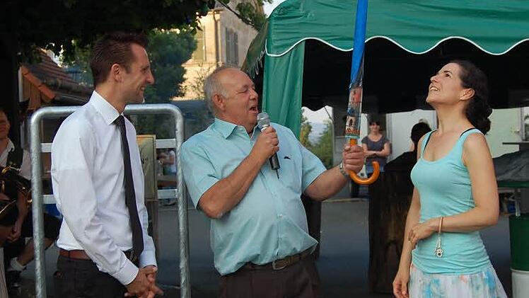 Autorin Rika Dechant erhielt von Roland Lowig einen Regenschirm, den sei aber an diesem schönen Sommerabend nicht brauchte.  Foto: Andreas Welz