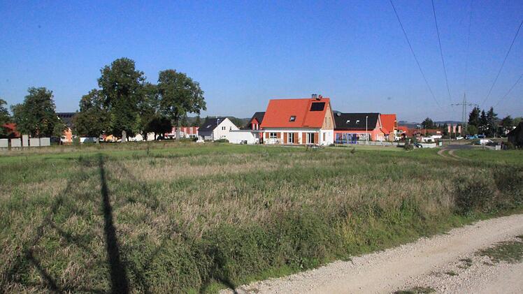 Die 110-kV-Leitung, die das Areal durchschneidet, stellte Gemeinderäte und Planer vor nicht ganz leichte Aufgaben. Foto: Matthias Einwag