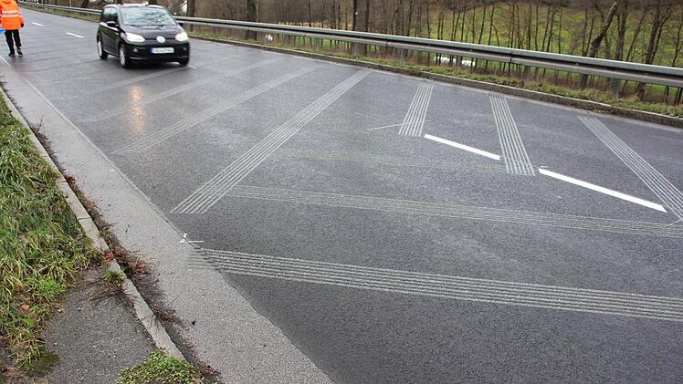 Die Fräsrillen auf der B85 bei Weißenbrunn sind an die geringe Straßenneigung angepasst. Foto: Friedwald Schedel