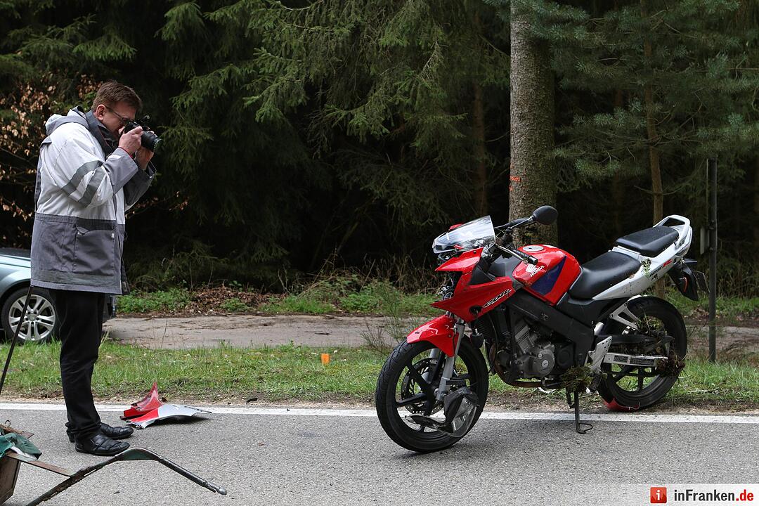Motorrad und Moped kollidieren bei Pleinfeld