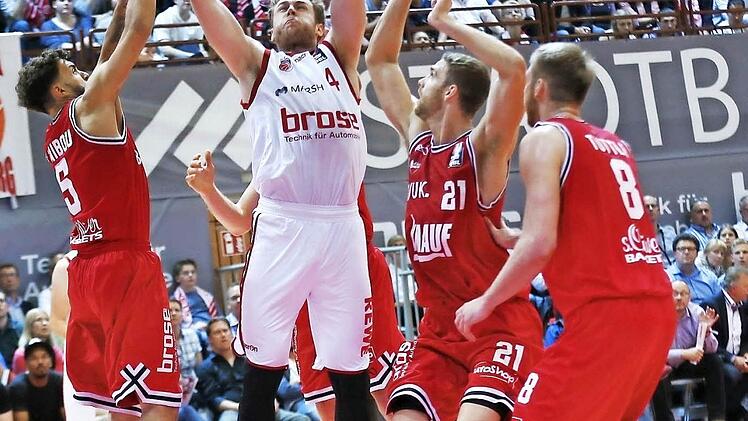 Nicolo Melli setzt sich unter dem Korb gegen die Würzburger (v. l.) Joshiko Saibou, Brandon Lane und Seth Tuttle durch. Foto: Daniel Löb