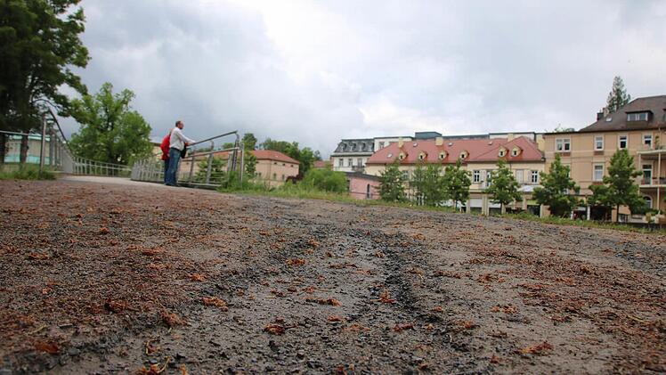 Die Schäden in Bad Kissingen, hier am Steg neben dem Luitpoldbad, hielten sich in Grenzen. Foto: Ralf Ruppert