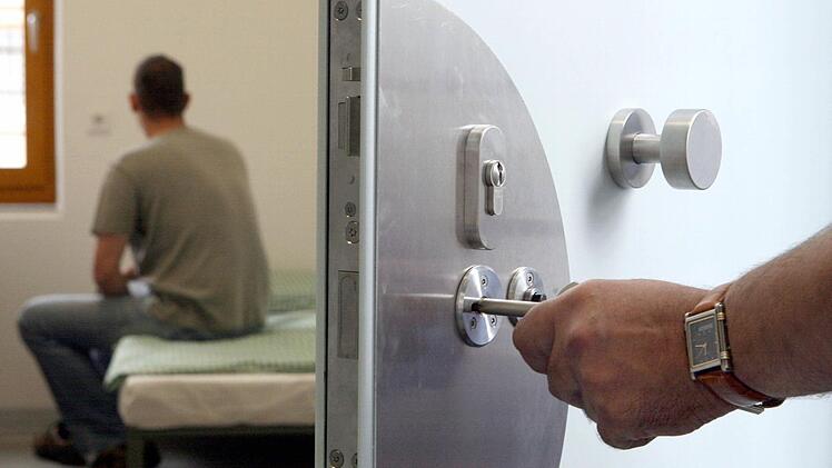 Nach den t&auml;tlichen &Uuml;bergriffen auf drei M&auml;nner in der Hofer Innenstadt in der Nacht zum Sonntag, erging auf Antrag der Staatsanwaltschaft Hof Untersuchungshaftbefehl gegen drei der vier Beschuldigten. Symbolbild: dpa