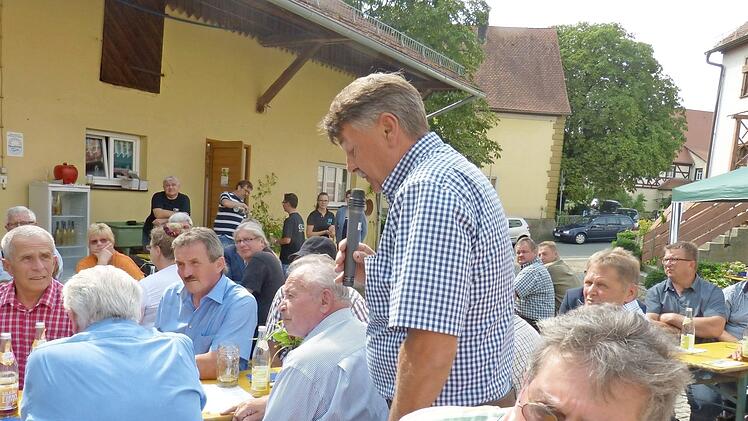 Roland Schmitt (M.) trug seine Sorgen vor. Fotos: Carmen Schwind