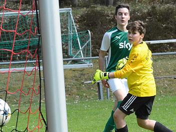 Waldbergs Noah Bühner überwindet Reichenbachs Torwart Phillip Trenk zum 5:0. Bühner erzielt sechs Tore beim 13:0-Erfolg gegen die SG Reichenbach.ssp