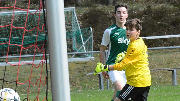 Waldbergs Noah Bühner überwindet Reichenbachs Torwart Phillip Trenk zum 5:0. Bühner erzielt sechs Tore beim 13:0-Erfolg gegen die SG Reichenbach.ssp