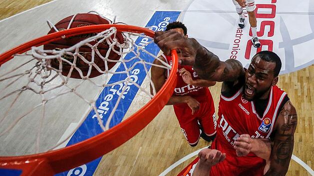 Cliff Alexander (r.) r&auml;umt am Brett kr&auml;ftig auf. Hier begeistert er die Fans mit einem seiner drei kraftvollen Dunkings.  Fotos: Daniel L&ouml;b