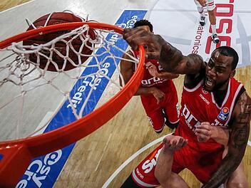 Cliff Alexander (r.) räumt am Brett kräftig auf. Hier begeistert er die Fans mit einem seiner drei kraftvollen Dunkings.  Fotos: Daniel Löb