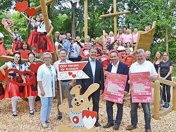 Das "Gute-Laune-Schiff von 1000 Herzen für das Rodachtal" wird von kleinen und großen Künstlern erobert, die in der Rodachtalhalle am 10. November bei der Gala "1000 Herzen für das Rodachtal" gagenfrei auftreten und sich auf zahlreichen Besuch freuen. Mit im Bild vorne links Herta und Gerhard Burkert-Mazur, Landratsstellvertreter und Bürgermeister Gerhard Wunder (Steinwiesen), Bürgermeister Norbert Gräbner (Marktrodach), Erich Mähringer (Zweiter Bürgermeister von Wallenfels)  Foto: K.- H. Hof...