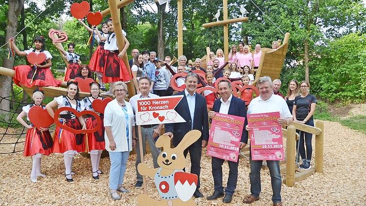 Das "Gute-Laune-Schiff von 1000 Herzen für das Rodachtal" wird von kleinen und großen Künstlern erobert, die in der Rodachtalhalle am 10. November bei der Gala "1000 Herzen für das Rodachtal" gagenfrei auftreten und sich auf zahlreichen Besuch freuen. Mit im Bild vorne links Herta und Gerhard Burkert-Mazur, Landratsstellvertreter und Bürgermeister Gerhard Wunder (Steinwiesen), Bürgermeister Norbert Gräbner (Marktrodach), Erich Mähringer (Zweiter Bürgermeister von Wallenfels)  Foto: K.- H. Hof...