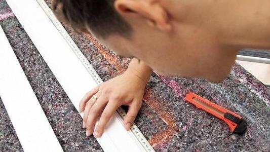 Handwerker trotz Teil-Lockdown in die Wohnung lassen - geht das? Ja, aber nur, wenn man die g&auml;ngigen Hygieneregeln einhalten kann.  Foto: Christin Klose/dpa
