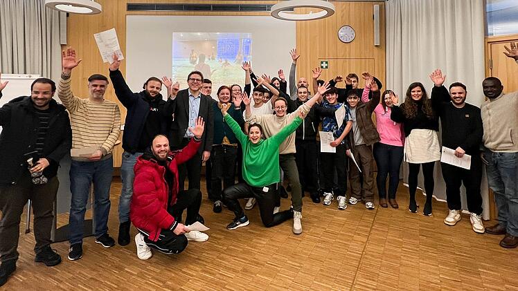 W&uuml;rzburg: Schwimmkurse f&uuml;r Familien und M&auml;nner sind voller Erfolg - "Br&uuml;cke der Integration"