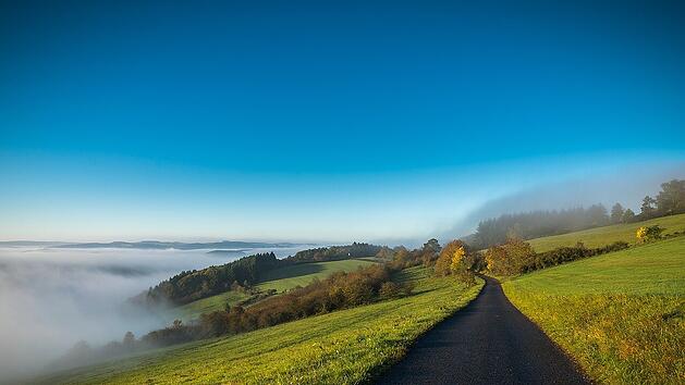 Die Eifel bietet dir eine malerische Landschaft.