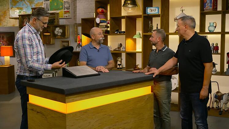 Der Hut trug die Initialen E.J., f&uuml;r Elton John. Genau von diesem stammte auch diese exquisite Haube.