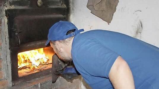 Der Backofen muss gut heiß sein, damit der Plootz schmeckt.