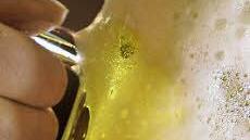 Das ist ein Genuss: ein frisch gezapftes Bier.   Foto: Ralf Hirschberger/dpa
