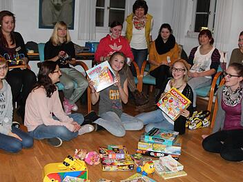 13 weitere Babysitterinnen stehen über den Kinderbetreuungsdienst im Landkreis Kronach zur Verfügung. An fünf Abenden durchliefen die meist jungen Frauen und Mädchen einen Babysitterkurs in Kronach bei Caritas und BDKJ, den sie nach intensiver Schulung mit einer Abschlussprüfung beendeten. Stehend in der Bildmitte ist Christa Körner von der Sozialen Beratungsstelle der Caritas.  Foto: Rainer Glissnik