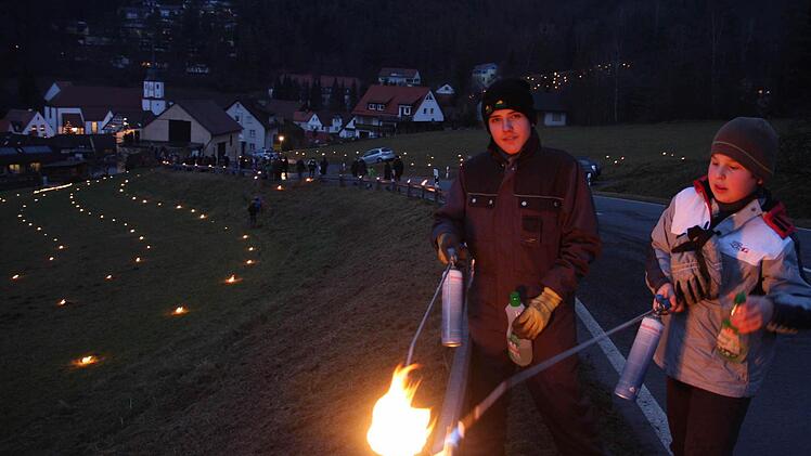 Lukas und Christopher helfen mit.