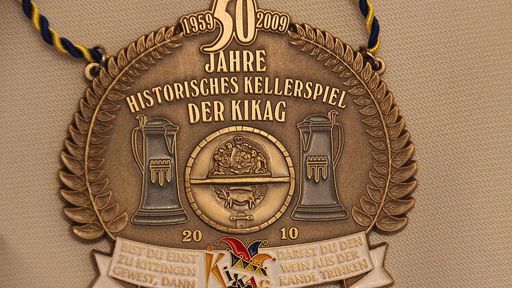 Auch an das Jubiläum 50 Jahre Kellerspiel erinnert ein Orden. Foto: Ralf Dieter