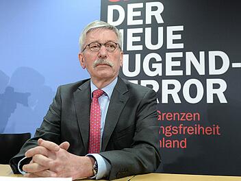 Thilo Sarrazin stellt am 24.02.2014 in Berlin sein neues Buch "Der neue Tugendterror" vor. Foto: Maurizio Gambarini/dpa +++(c) dpa - Bildfunk+++