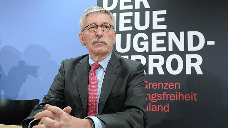 Thilo Sarrazin stellt am 24.02.2014 in Berlin sein neues Buch "Der neue Tugendterror" vor. Foto: Maurizio Gambarini/dpa +++(c) dpa - Bildfunk+++