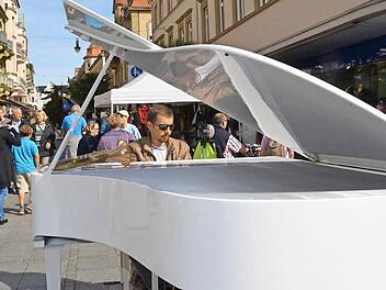 Mit Musik wurden am Eingang zur Fußgängerzone die Besucher des Kinderstadtmarktes in Bad Kissingen in Empfang genommen. Fotos: Peter Rauch