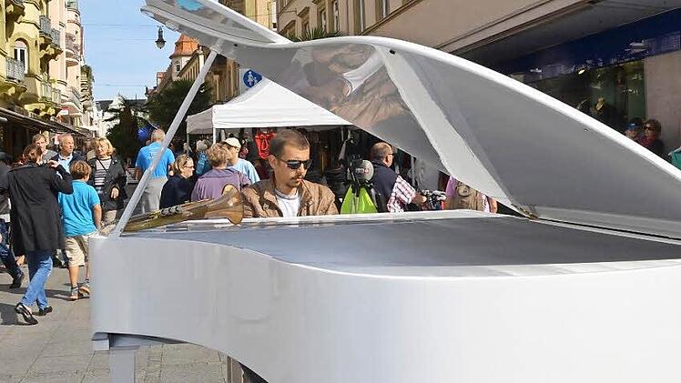 Mit Musik wurden am Eingang zur Fußgängerzone die Besucher des Kinderstadtmarktes in Bad Kissingen in Empfang genommen. Fotos: Peter Rauch