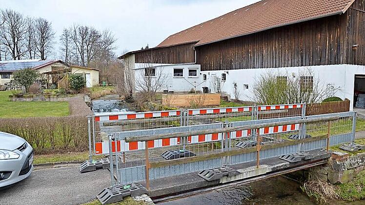 In diese Brücke am "Inselweg" soll kein Geld mehr fließen, sie soll nach einem Beschluss des Gemeinderats abgebaut werden. Foto: Rainer Lutz