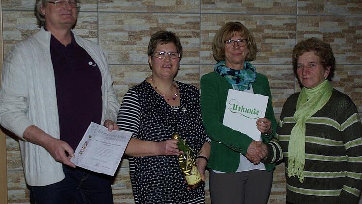 Kreisvorsitzende Irmgard Heinrich (r.) dankte den Mitgliedern des Obst- und Gartenbauvereins Hammelburg für ihre Treue (v. l.): Matthias Drilling, Vorsitzende Ute Merz und Vize-Bürgermeisterin Rita Schaupp.