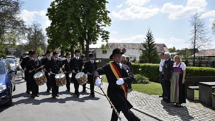 Ihre Ehre erwies die Bürgerwehr Bürgermeister Claus Bittenbrünn durch einen Vorbeimarsch im Paradeschritt. Foto: Georg Snater