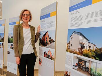 Gabriele Pfeff-Schmidt in ihrer Ausstellung  Foto: Matthias Hoch