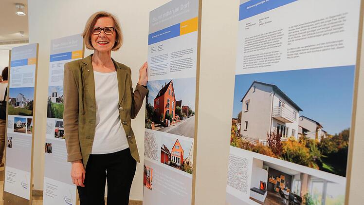 Gabriele Pfeff-Schmidt in ihrer Ausstellung  Foto: Matthias Hoch