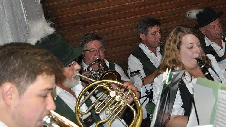Neben Schweißperlen auf der Stirn spielten die "Schlossberger" aus Hohnhausen Perlen der böhmisch-mährischen Musik.